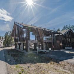Rakennus ulkoa kesäisellä säällä